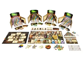 Le mat&eacute;riel du jeu &eacute;tal&eacute; : quatre paravents de joueur ouverts sur leurs grilles de d&eacute;duction, le plateau central couvert de cartes d'ingr&eacute;dients, des d&eacute;s, des jetons et des cubes de couleur