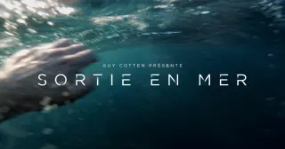 &Eacute;cran-titre : vu de sous l'eau, un bras s'agite vers la surface &eacute;clair&eacute;e ; par-dessus, &laquo; Guy Cotten pr&eacute;sente &mdash; Sortie en mer &raquo;